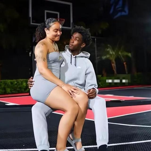 父爱如山！NBA官媒发亚历山大亲子视频的简单介绍