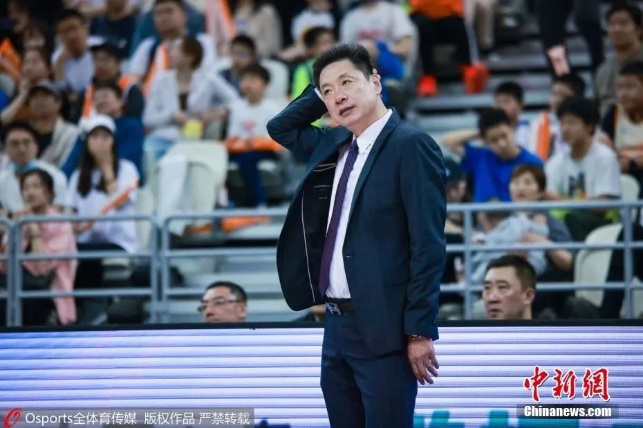 广厦男篮主帅李春江调整阵容，迎接新赛季挑战